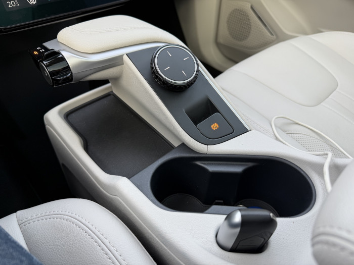 Die Mittelkonsole vereint Gangwahlhebel, induktive Smartphone-Ladeablage sowie ein Drehrad, das beim Reset eine wichtige Rolle spielt. (Bild: Dirk Kunde)